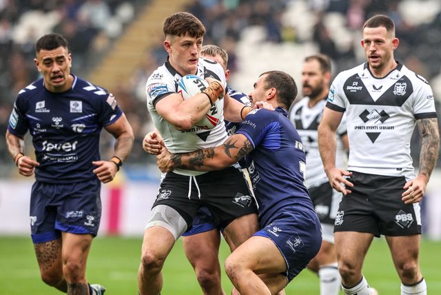 Davy Litten of Hull FC is tackled by Mathieu Jussaume of Toulouse Olympique during the Betfred Super League round 10 match Hull FC vs Toulouse Olympique at MKM Stadium, Hull, United Kingdom on 03 May 2026

(Photo by Alfie Cosgrove/News Images)