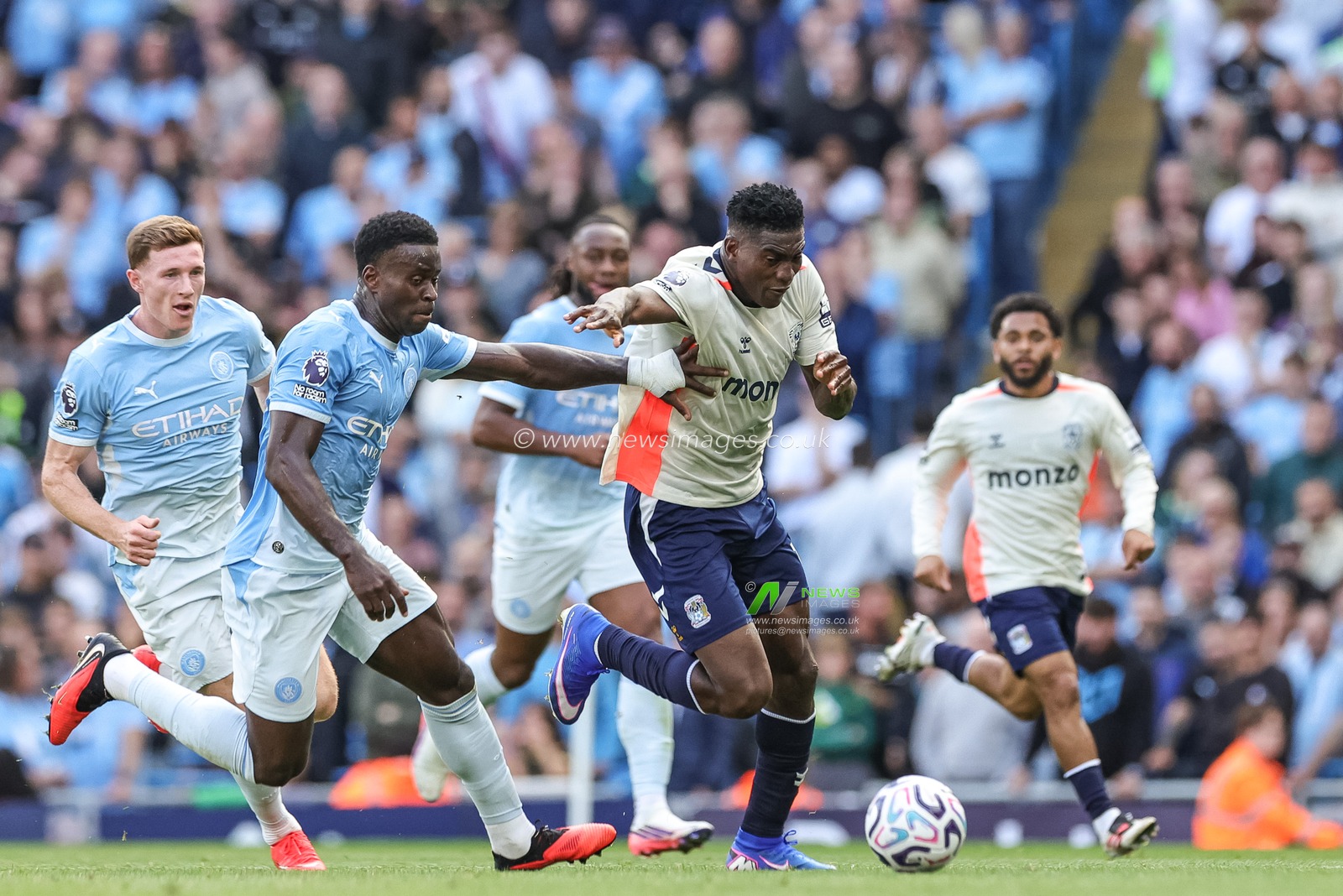 Taiwo Awoniyi of Coventry City breaks with the ball during the Premier League match Manchester City vs Coventry City at Etihad Stadium, Manchester, United Kingdom on 05 September 2026

(Photo by Mark Cosgrove/News Images)