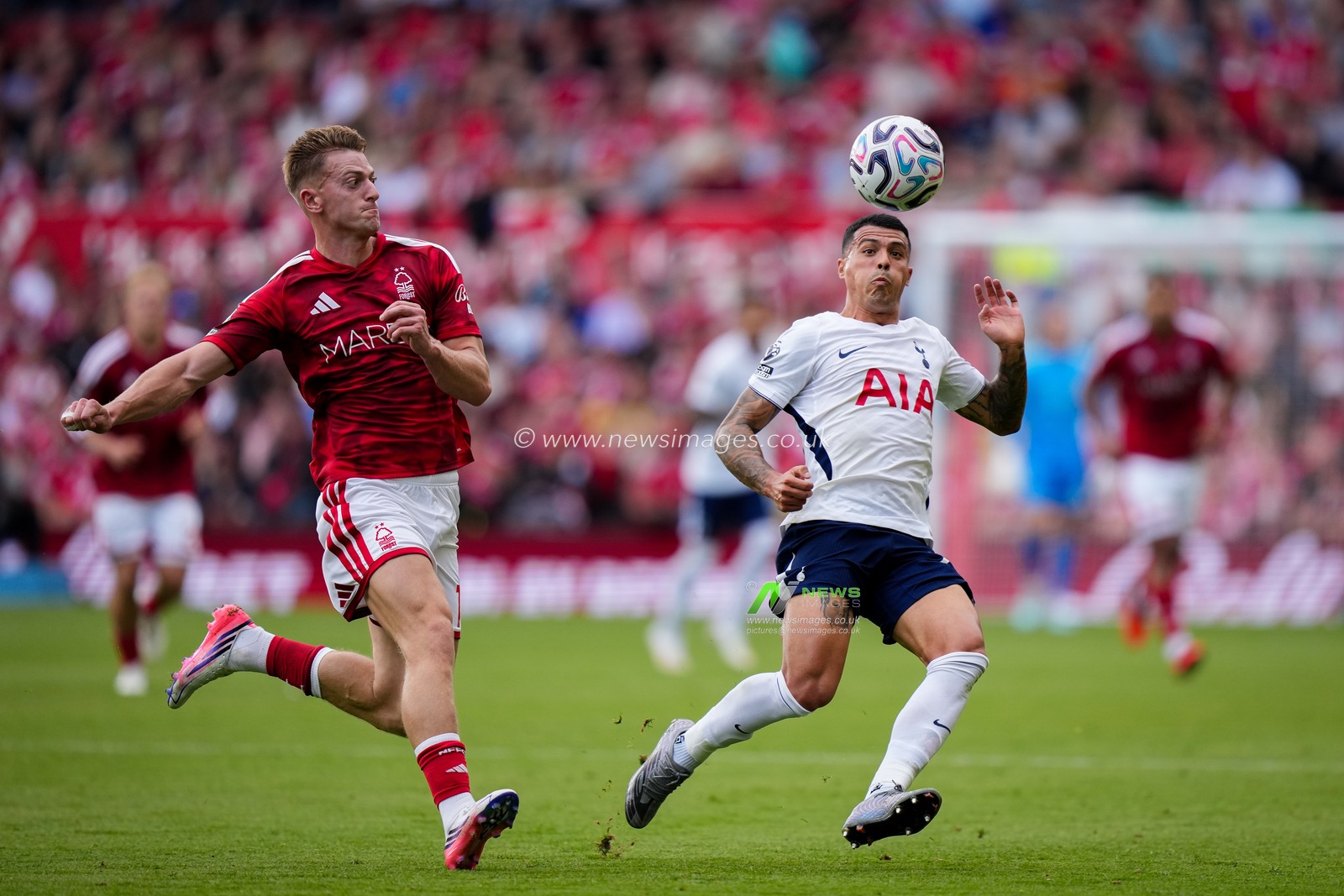 Liam Delap of Nottingham Forest chases a loose ball with Jair Cunha of Nottingham Forest during the Premier League match Nottingham Forest vs Tottenham Hotspur at City Ground, Nottingham, United Kingdom on 05 September 2026

(Photo by Maynard Manyowa/News Images)