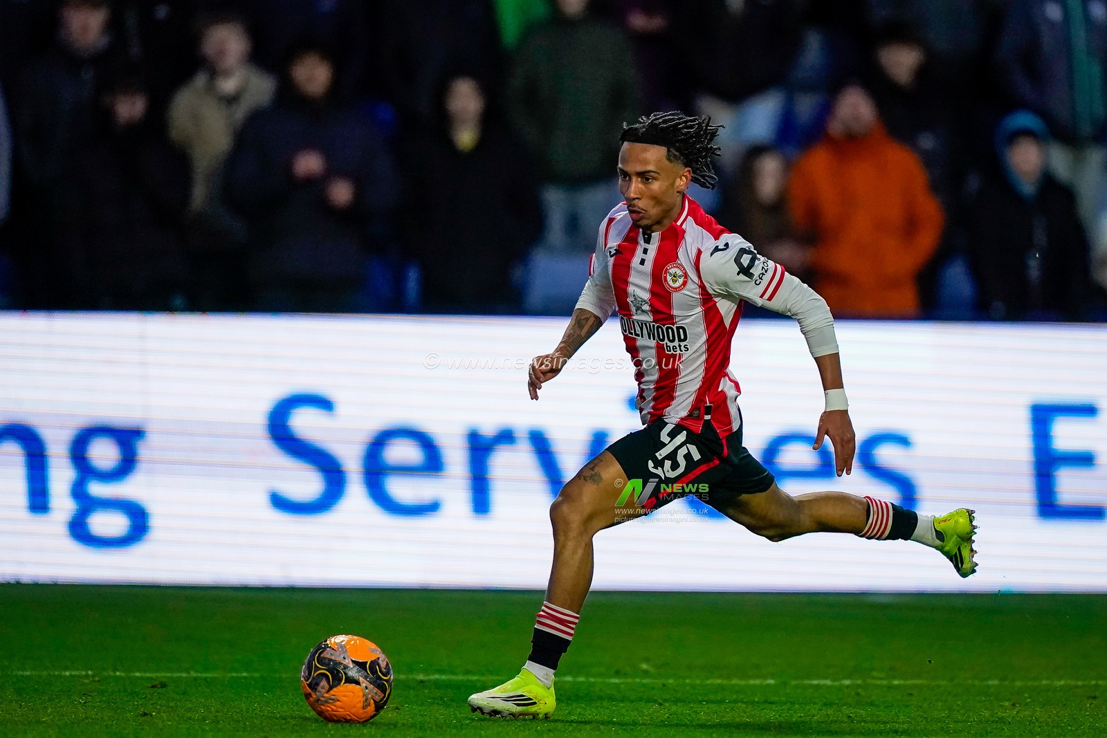 Romelle Donovan of Brentford makes a run with the ball during the Emirates FA Cup Third Round match Sheffield Wednesday vs Brentford at Hillsborough, Sheffield, United Kingdom, 10th January 2026

(Photo by Maynard Manyowa/News Images)