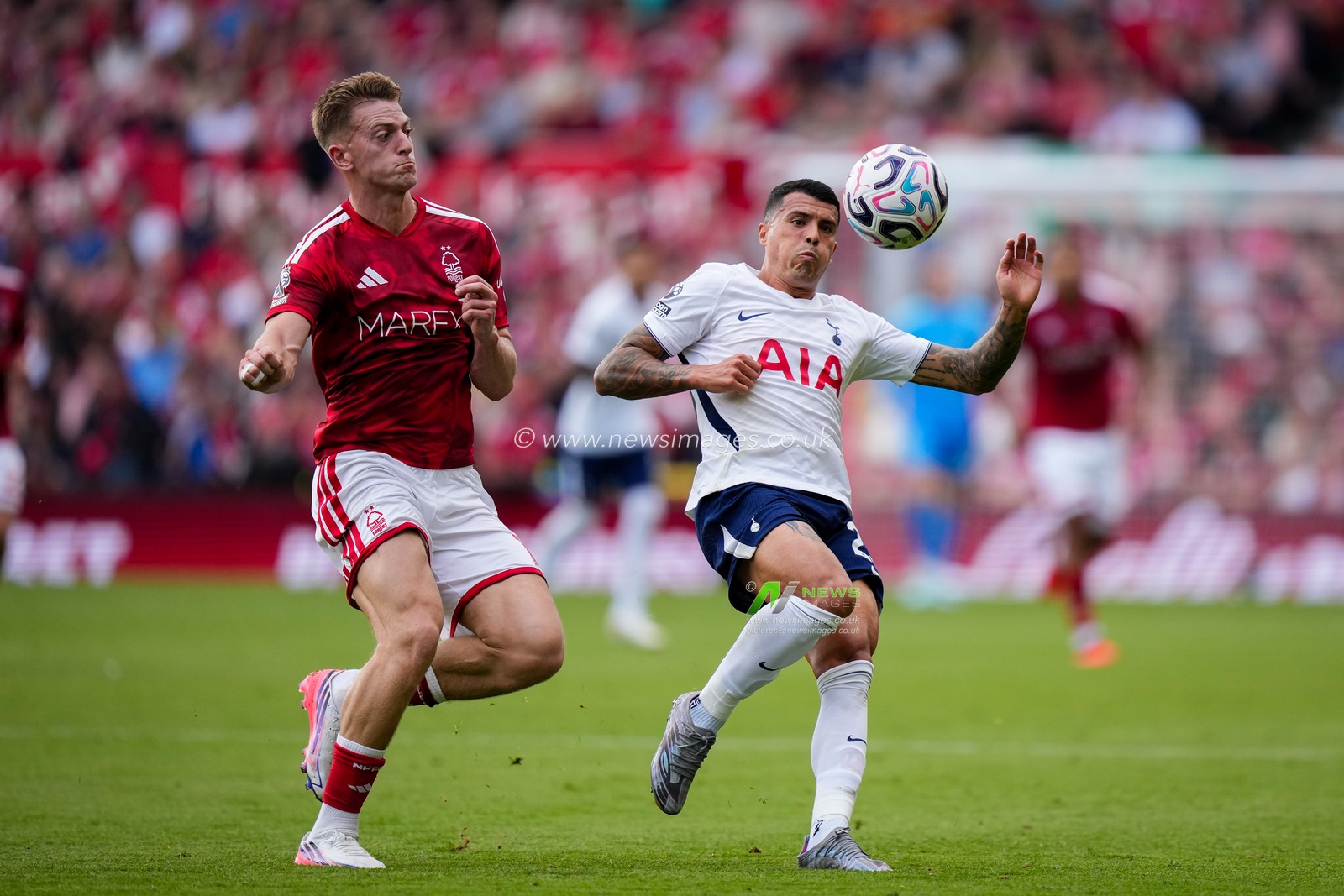 Liam Delap of Nottingham Forest chases a loose ball with Jair Cunha of Nottingham Forest during the Premier League match Nottingham Forest vs Tottenham Hotspur at City Ground, Nottingham, United Kingdom on 05 September 2026

(Photo by Maynard Manyowa/News Images)
