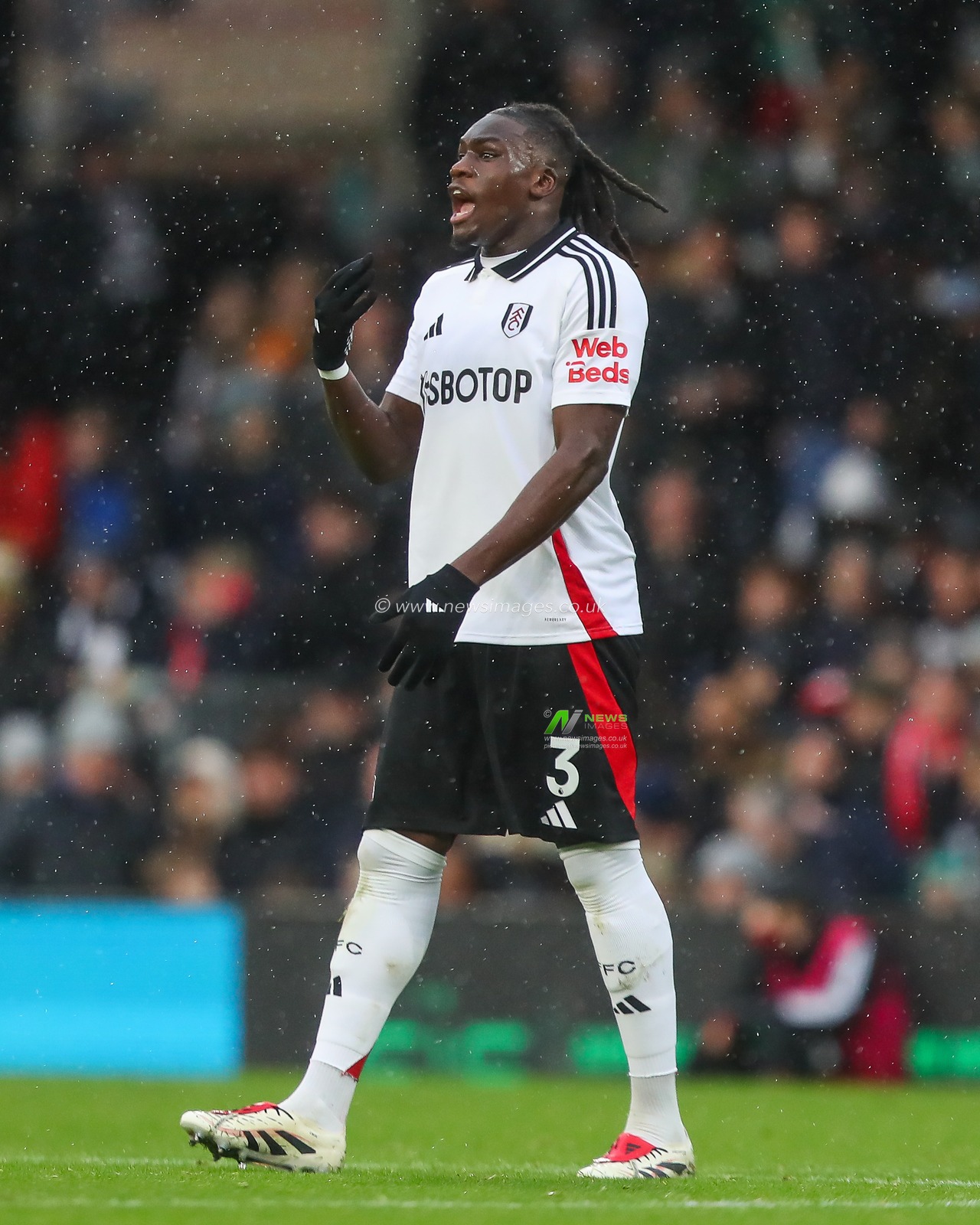 Calvin Bassey of Fulham gives his team instructions during the Premier League match Fulham vs Arsenal at Craven Cottage, London, United Kingdom, 8th December 2024

(Photo by Gareth Evans/News Images)
