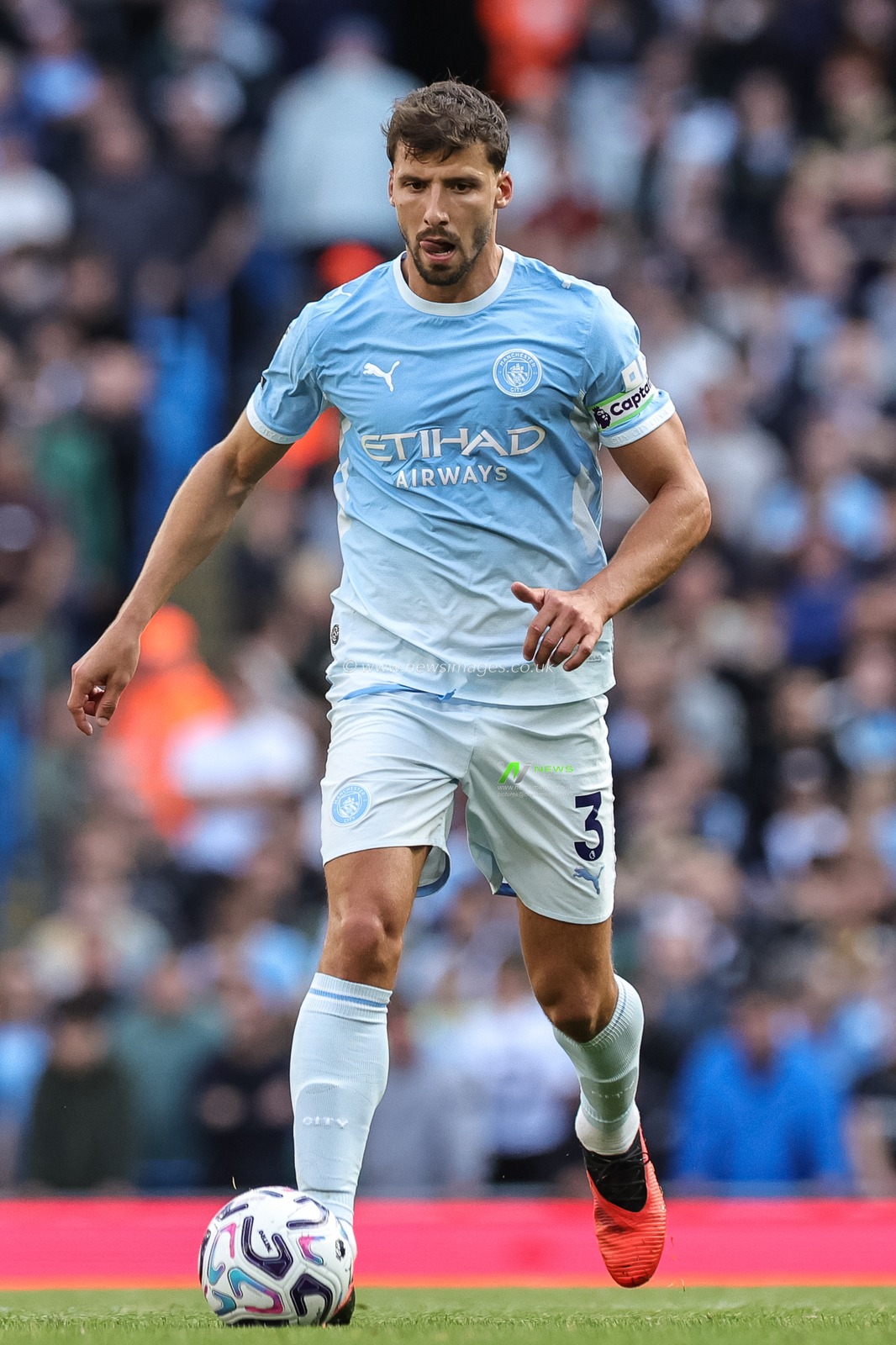 Ruben Dias of Manchester City with the ball during the Premier League match Manchester City vs Coventry City at Etihad Stadium, Manchester, United Kingdom on 05 September 2026

(Photo by Mark Cosgrove/News Images)