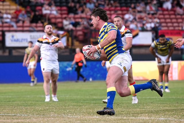 Jordan Crowther of Warrington Wolves scores his team's fifth try during the Betfred Super League round 22 match Bradford Bulls vs Warrington Wolves at Odsal Stadium, Bradford, United Kingdom on 08 August 2026

(Photo by Ben Roberts/News Images)