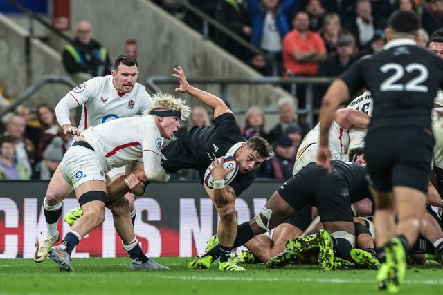 Henry Pollock of England tackles Cortez Ratima of New Zealand during the Quilter Nations Series 2025 match England vs New Zealand at Allianz Stadium, Twickenham, United Kingdom, 15th November 2025

(Photo by Mark Cosgrove/News Images)

*** GER AUT SUI OUT ***