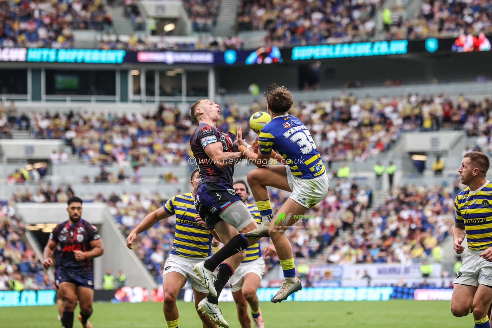 Lachlan Webster of Warrington Wolves jumps up to win the high ball during the Betfred Super League Magic Weekend match Leigh Leopards vs Warrington Wolves at Leigh Sports Village, Leigh, United Kingdom on 04 July 2026

(Photo by Alfie Cosgrove/News Images)