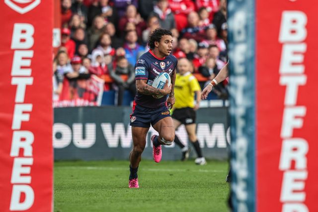 Tristan Sailor of St. Helens breaks with the ball during the Betfred Super League Semi Final 2 match Hull KR vs St Helens at Sewell Group Craven Park, Kingston upon Hull, United Kingdom, 3rd October 2025

(Photo by Alfie Cosgrove/News Images)