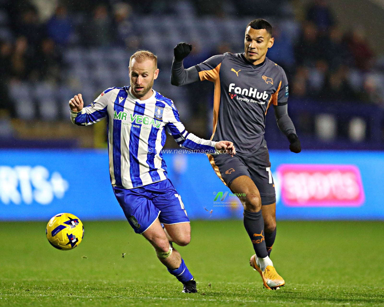 Kayden Jackson of Derby County pressures Barry Bannan of Sheffield Wednesday during the Sky Bet Championship match Sheffield Wednesday vs Derby County at Hillsborough, Sheffield, United Kingdom, 15th December 2025(Photo by Sam Eaden/News Images)*** GER AUT SUI OUT ***