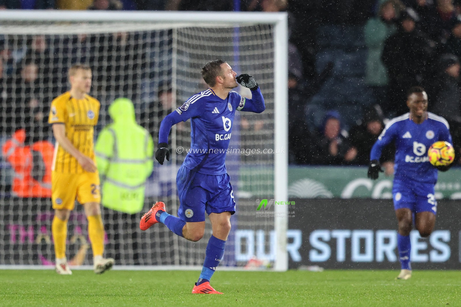 Jamie Vardy of Leicester City celebrates his goal to make it 1-2 during the Premier League match Leicester City vs Brighton and Hove Albion at King Power Stadium, Leicester, United Kingdom, 8th December 2024

(Photo by Alfie Cosgrove/News Images)
