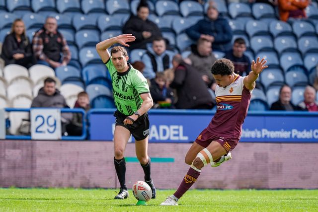 Tanguy Zenon of Huddersfield Giants scores a penalty  conversion during the Betfred Super League round 7 match Huddersfield Giants vs York Knights at Accu Stadium, Huddersfield, United Kingdom on 04 April 2026

(Photo by Maynard Manyowa/News Images)