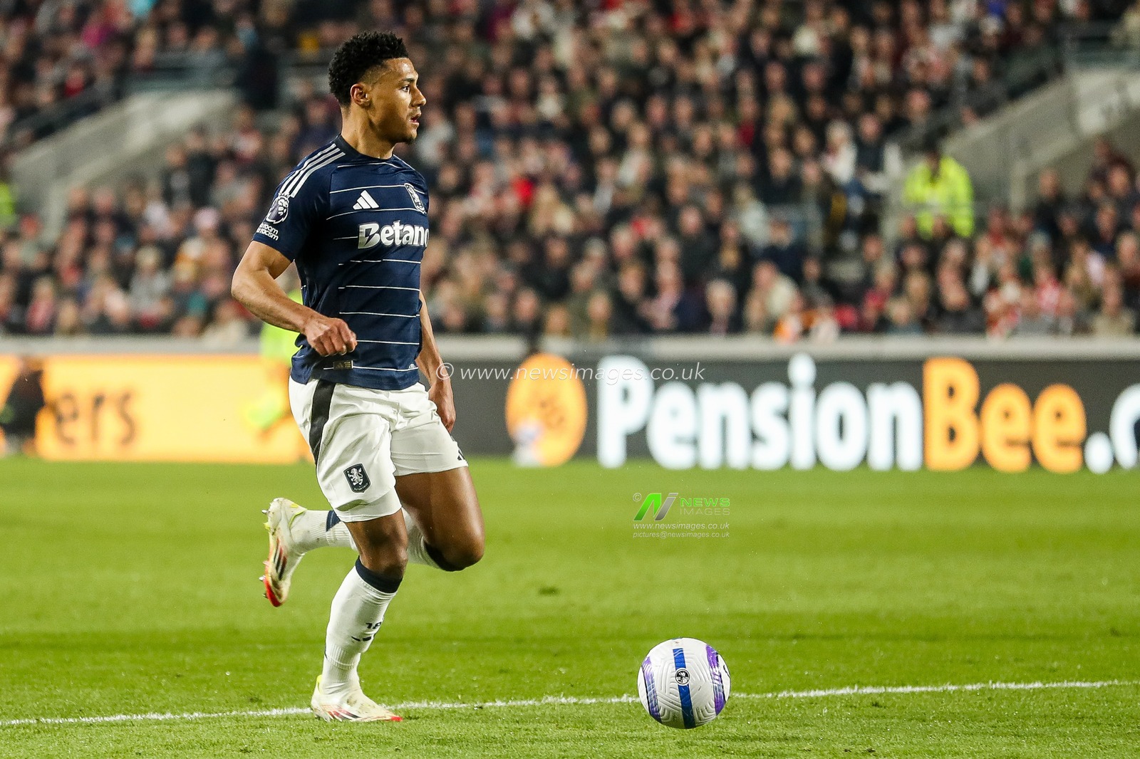 Ollie Watkins of Aston Villa breaks with the ball during the Premier League match Brentford vs Aston Villa at The Gtech Community Stadium, London, United Kingdom, 8th March 2025

(Photo by Izzy Poles/News Images)