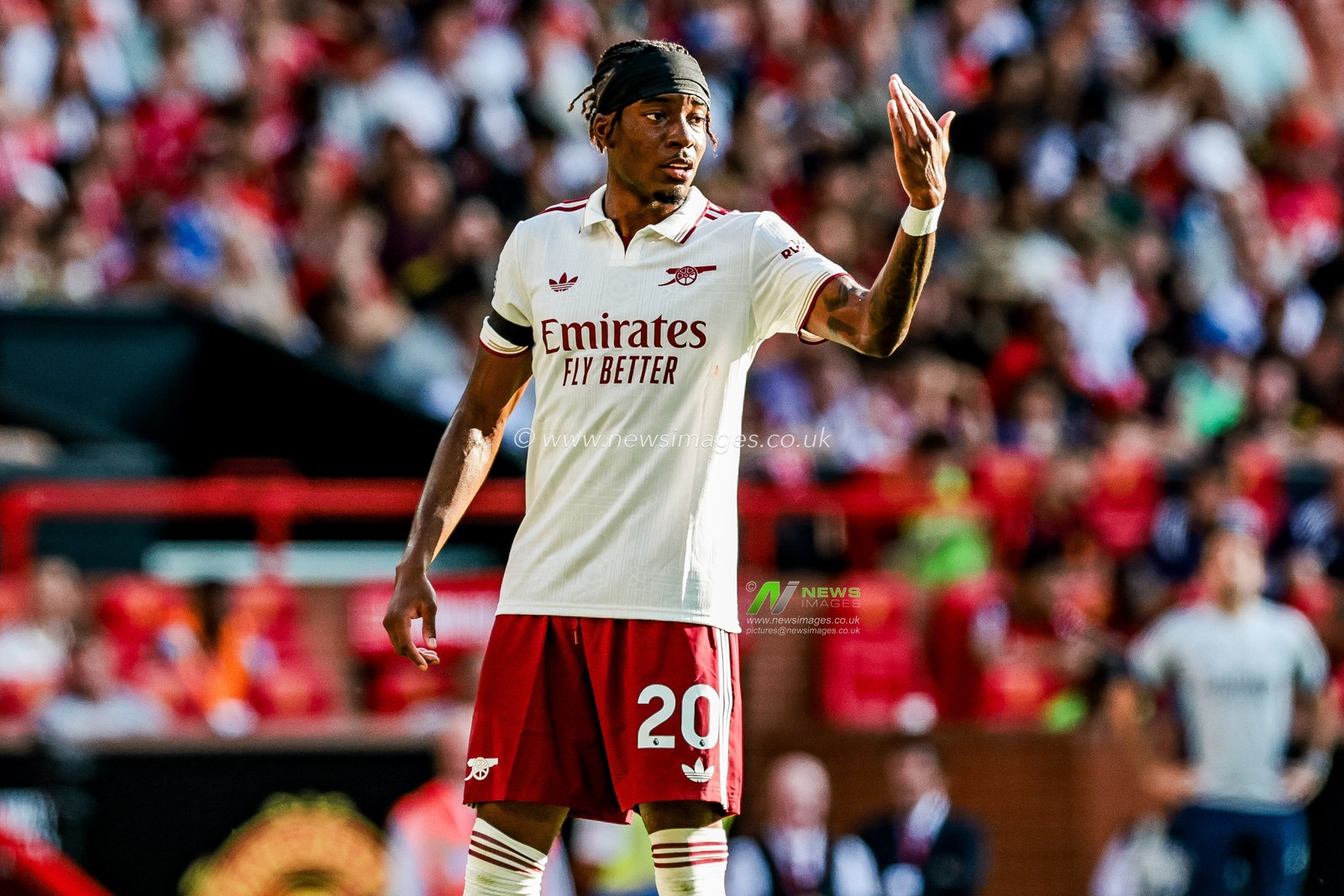 Noni Madueke of Arsenal gives the team instructions during the Premier League match Manchester United vs Arsenal at Old Trafford, Manchester, United Kingdom, 17th August 2025

(Photo by Mark Cosgrove/News Images)