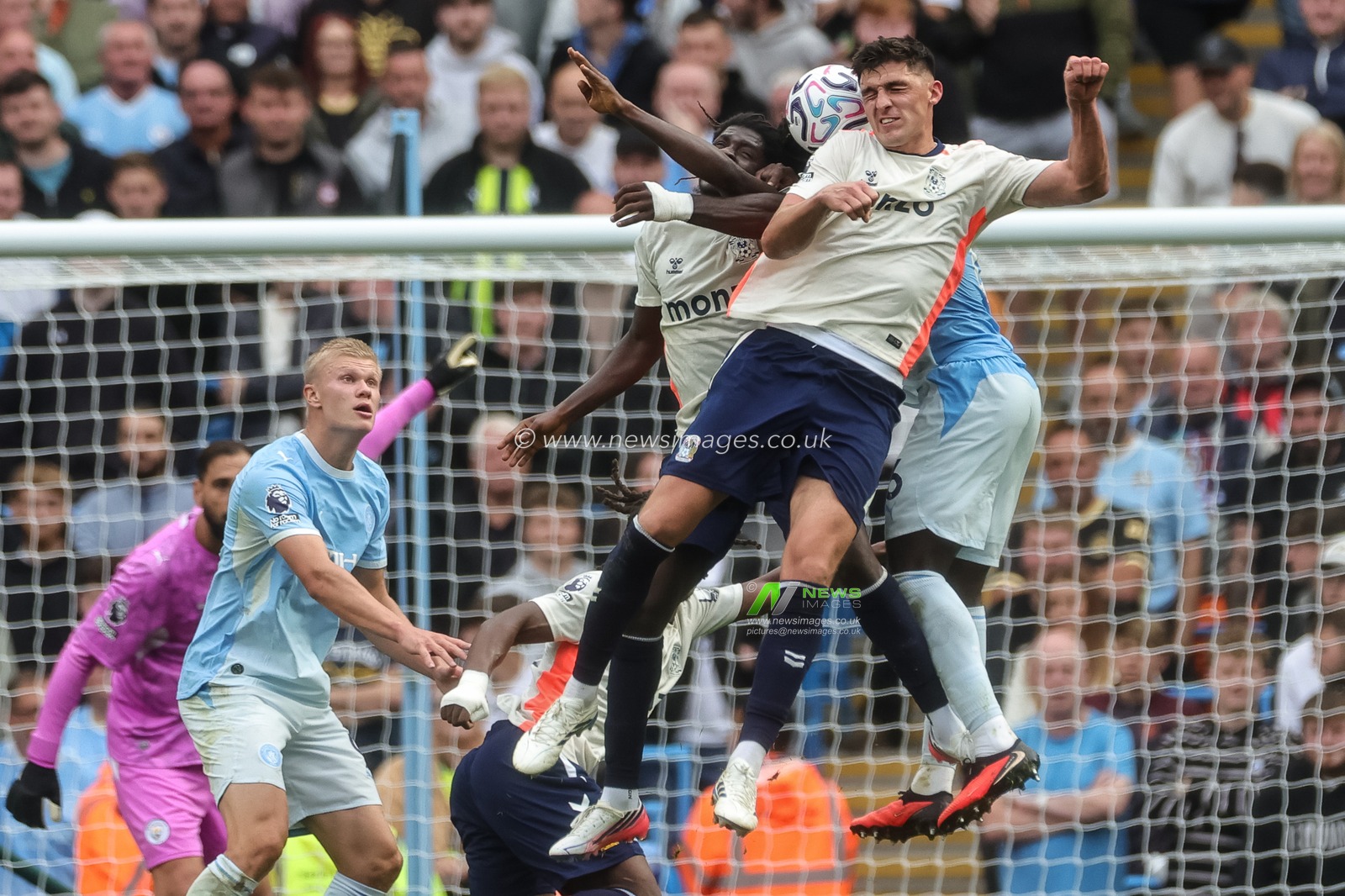 Bobby Thomas of Coventry City jumps up to win the high ball during the Premier League match Manchester City vs Coventry City at Etihad Stadium, Manchester, United Kingdom on 05 September 2026

(Photo by Mark Cosgrove/News Images)