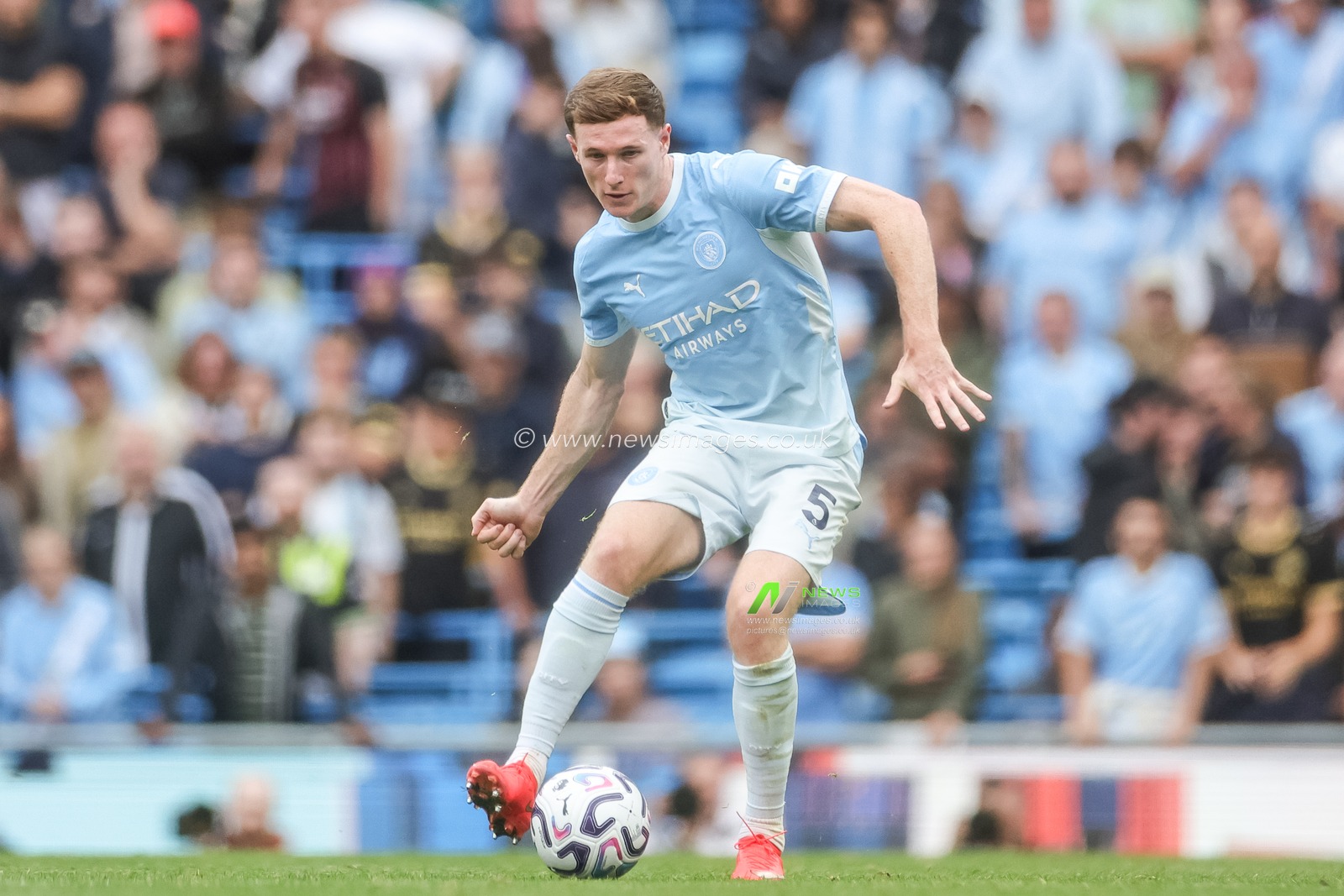 Elliot Anderson of Manchester City with the ball during the Premier League match Manchester City vs Coventry City at Etihad Stadium, Manchester, United Kingdom on 05 September 2026

(Photo by Mark Cosgrove/News Images)