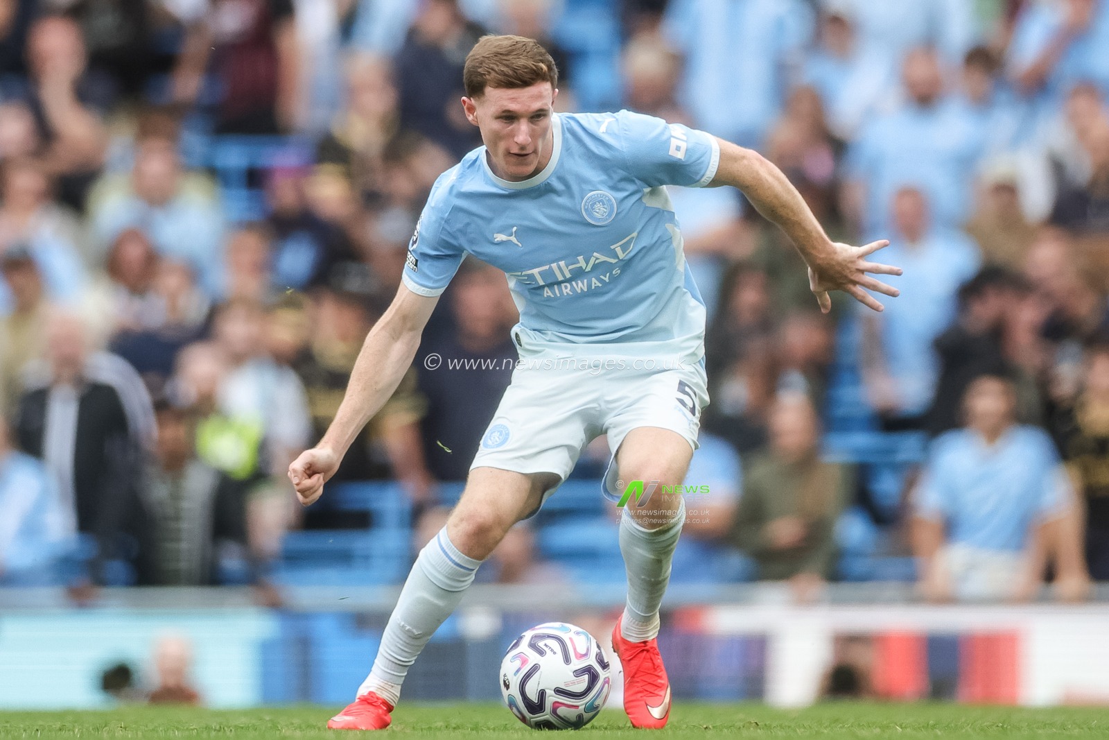 Elliot Anderson of Manchester City with the ball during the Premier League match Manchester City vs Coventry City at Etihad Stadium, Manchester, United Kingdom on 05 September 2026

(Photo by Mark Cosgrove/News Images)