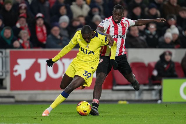 Randal Kolo Muani of Tottenham Hotspur and Michael Kayode of Brentford during the Premier League match Brentford vs Tottenham Hotspur at The Gtech Community Stadium, London, United Kingdom, 1st January 2026

(Photo by Harvey Murphy/News Images)

*** GER AUT SUI OUT ***