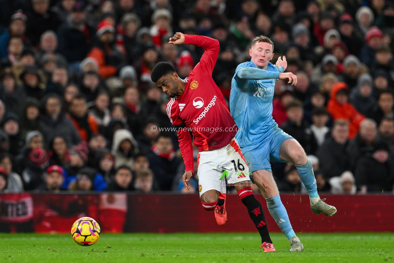 Amad Diallo of Manchester United and Elliot Anderson of Nottingham Forest battle for the ball during the Premier League match Manchester United vs Nottingham Forest at Old Trafford, Manchester, United Kingdom, 7th December 2024

(Photo by Craig Thomas/News Images)