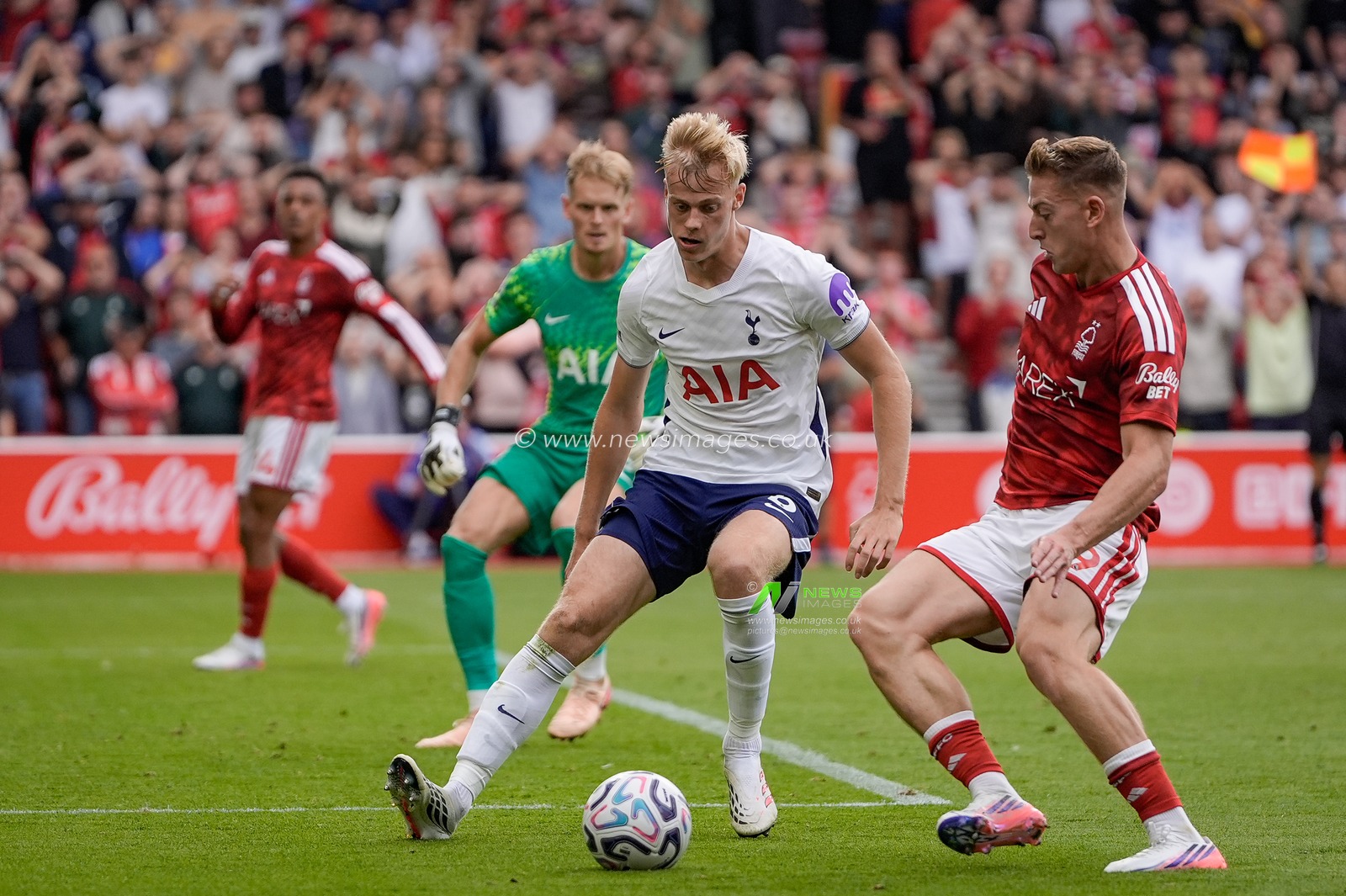 Jan Paul van Hecke of Tottenham Hotspur battles for the ball  with Liam Delap of Nottingham Forest during the Premier League match Nottingham Forest vs Tottenham Hotspur at City Ground, Nottingham, United Kingdom on 05 September 2026

(Photo by Maynard Manyowa/News Images)