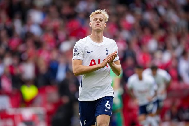 Jan Paul van Hecke of Tottenham Hotspur applauds the fans during the Premier League match Nottingham Forest vs Tottenham Hotspur at City Ground, Nottingham, United Kingdom on 05 September 2026

(Photo by Maynard Manyowa/News Images)