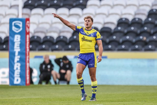 Cai Taylor-Wray of Warrington Wolves gives team mates instructions during the Betfred Super League Round 26 match Hull FC vs Warrington Wolves at MKM Stadium, Hull, United Kingdom, 13th September 2025

(Photo by Alfie Cosgrove/News Images)