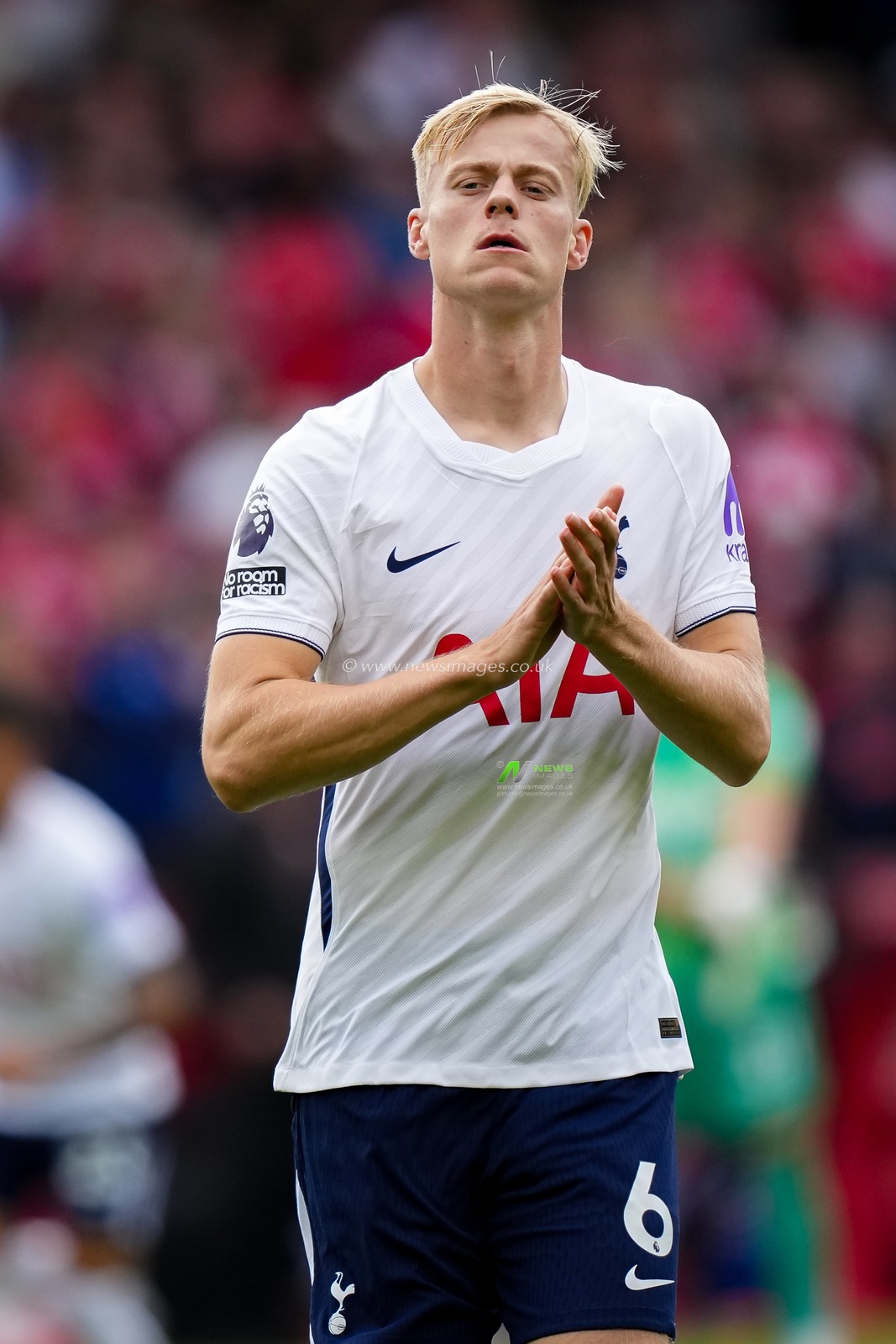 Jan Paul van Hecke of Tottenham Hotspur applauds the fans during the Premier League match Nottingham Forest vs Tottenham Hotspur at City Ground, Nottingham, United Kingdom on 05 September 2026

(Photo by Maynard Manyowa/News Images)