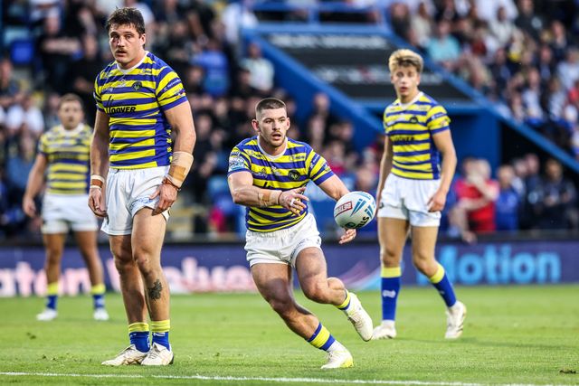 Danny Walker of Warrington Wolves passes the ball during the Betfred Super League round 15 match Warrington Wolves vs Leeds Rhinos at The Halliwell Jones Stadium, Warrington, United Kingdom on 18 June 2026

(Photo by Alfie Cosgrove/News Images)