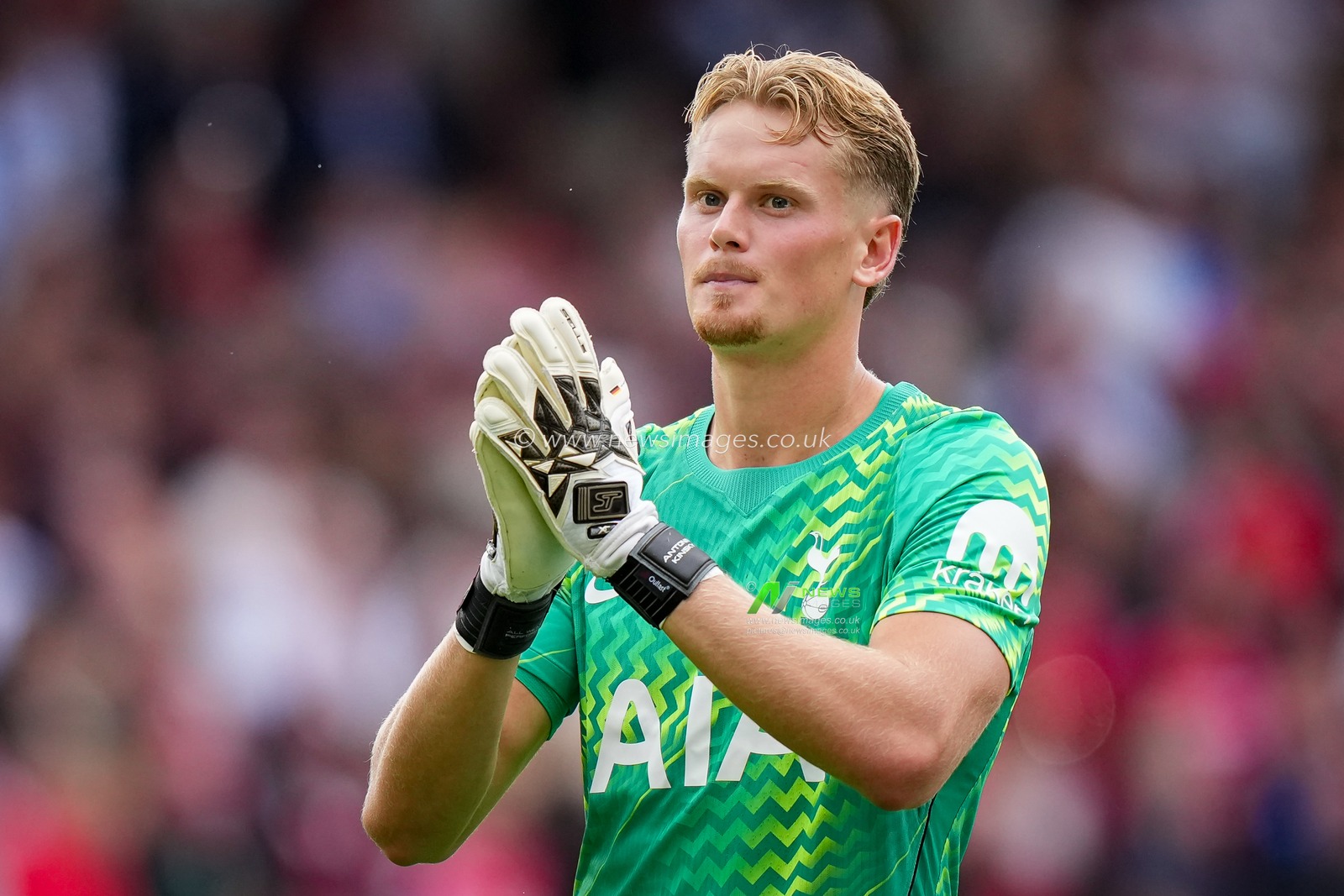 Antonín Kinský of Tottenham Hotspur applauds fans during the Premier League match Nottingham Forest vs Tottenham Hotspur at City Ground, Nottingham, United Kingdom on 05 September 2026

(Photo by Maynard Manyowa/News Images)