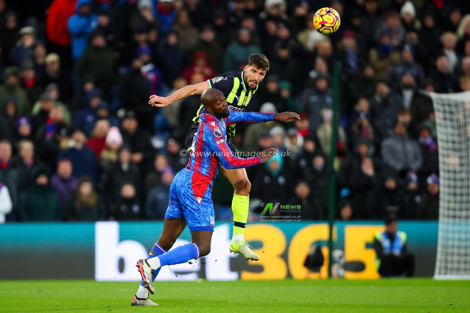 Ruben Dias of Manchester City heads the ball during the Premier League match Crystal Palace vs Manchester City at Selhurst Park, London, United Kingdom, 7th December 2024

(Photo by Izzy Poles/News Images)