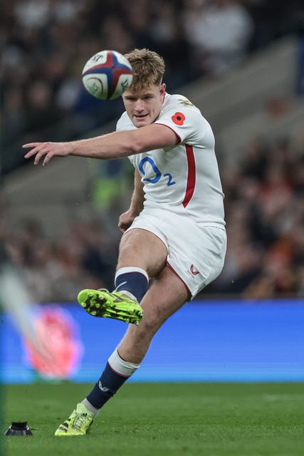 Fin Smith of England converts for a goal during the Quilter Nations Series 2025 match England vs Fiji at Allianz Stadium, Twickenham, United Kingdom, 8th November 2025

(Photo by Mark Cosgrove/News Images)

*** GER AUT SUI OUT ***
