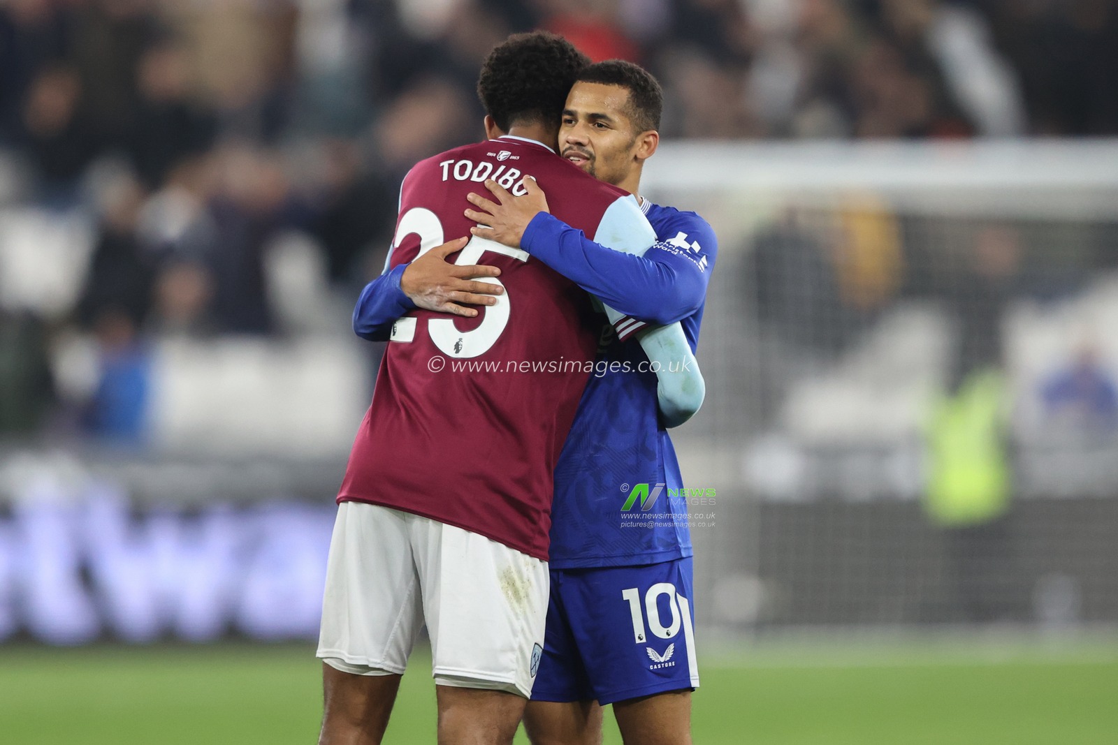Jean-Clair Todibo of West Ham embraces Iliman Ndiaye of Everton after the game during the Premier League match West Ham United vs Everton at London Stadium, London, United Kingdom, 9th November 2024

(Photo by Alfie Cosgrove/News Images)