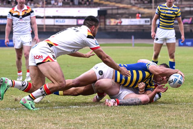 Albert Hopoate of Warrington Wolves scores his team's second try during the Betfred Super League round 22 match Bradford Bulls vs Warrington Wolves at Odsal Stadium, Bradford, United Kingdom on 08 August 2026

(Photo by Ben Roberts/News Images)