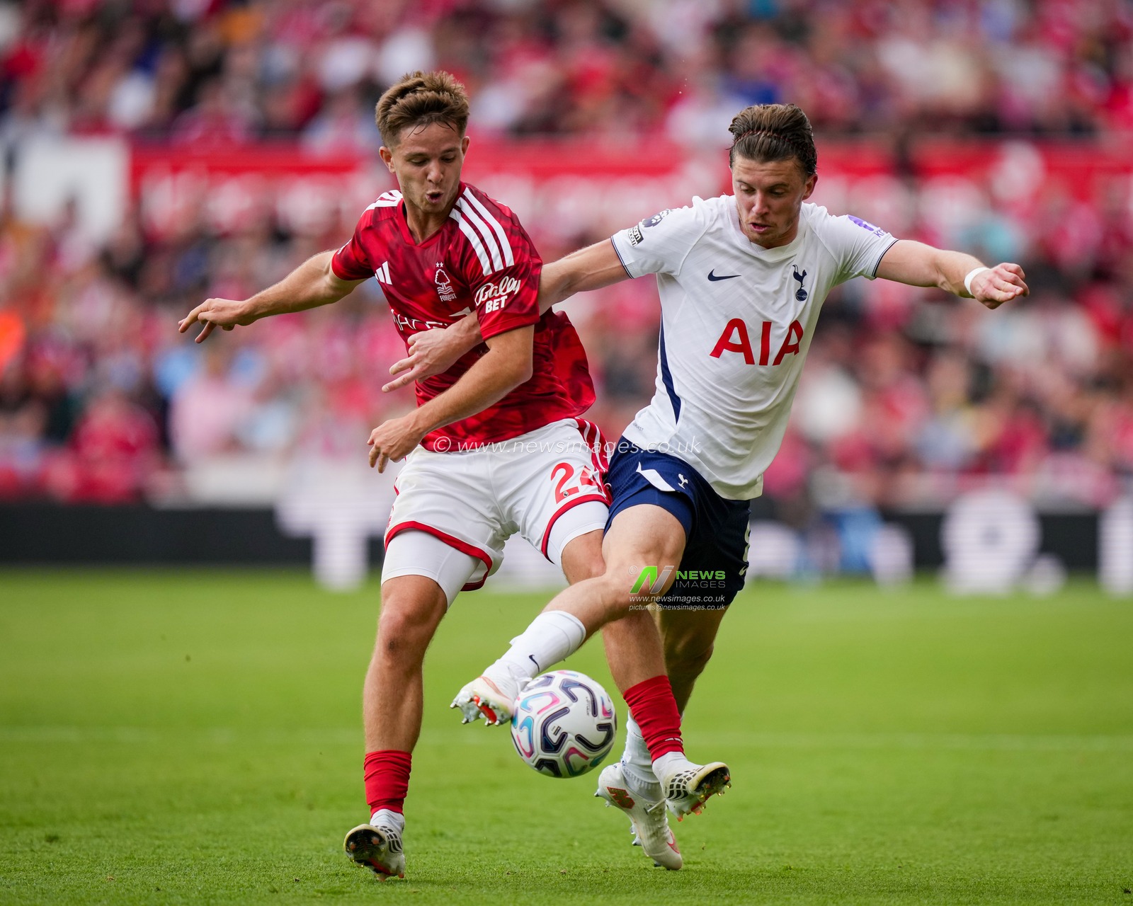 James McAtee of Nottingham Forest battles for the ball  with Conor Gallagher of Tottenham Hotspur during the Premier League match Nottingham Forest vs Tottenham Hotspur at City Ground, Nottingham, United Kingdom on 05 September 2026

(Photo by Maynard Manyowa/News Images)
