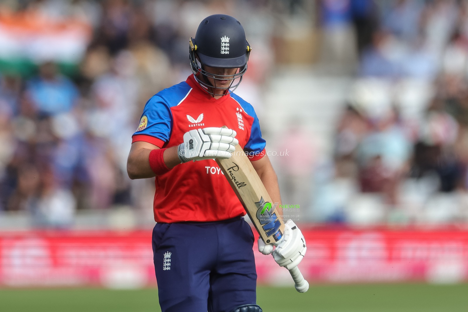 A dejected Jacob Bethell of England leaves the field of play after being dismissed during the Third Vitality T20 International match England vs India at Trent Bridge, Nottingham, United Kingdom on 07 July 2026

(Photo by Mark Cosgrove/News Images)