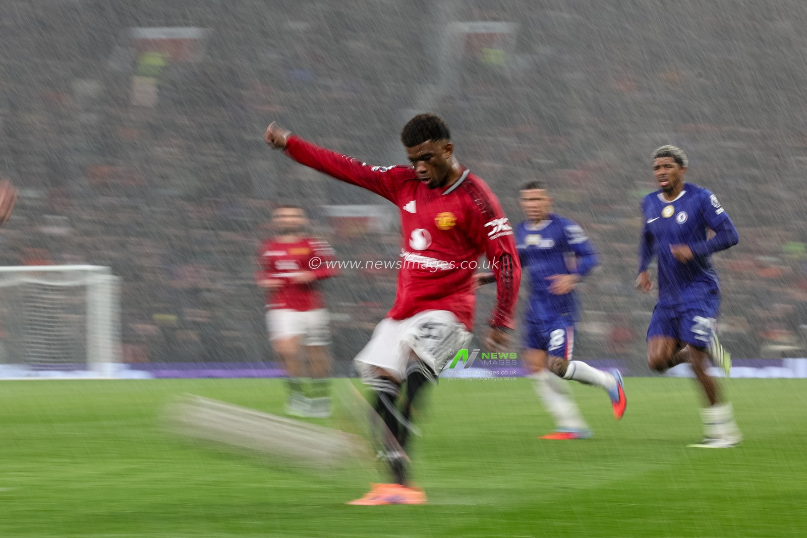 Amad Diallo of Manchester United crosses the ball during the Premier League match Manchester United vs Chelsea at Old Trafford, Manchester, United Kingdom, 20th September 2025

(Photo by Mark Cosgrove/News Images)