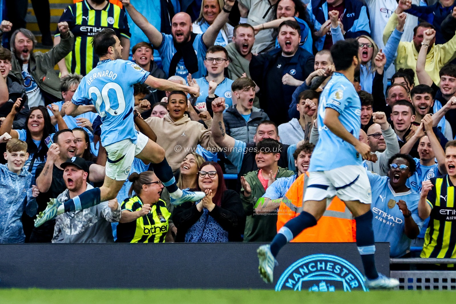 Bernardo Silva of Manchester City celebrates his goal to make it 2-0 during the Premier League match Manchester City vs Bournemouth at Etihad Stadium, Manchester, United Kingdom, 20th May 2025

(Photo by Mark Cosgrove/News Images)