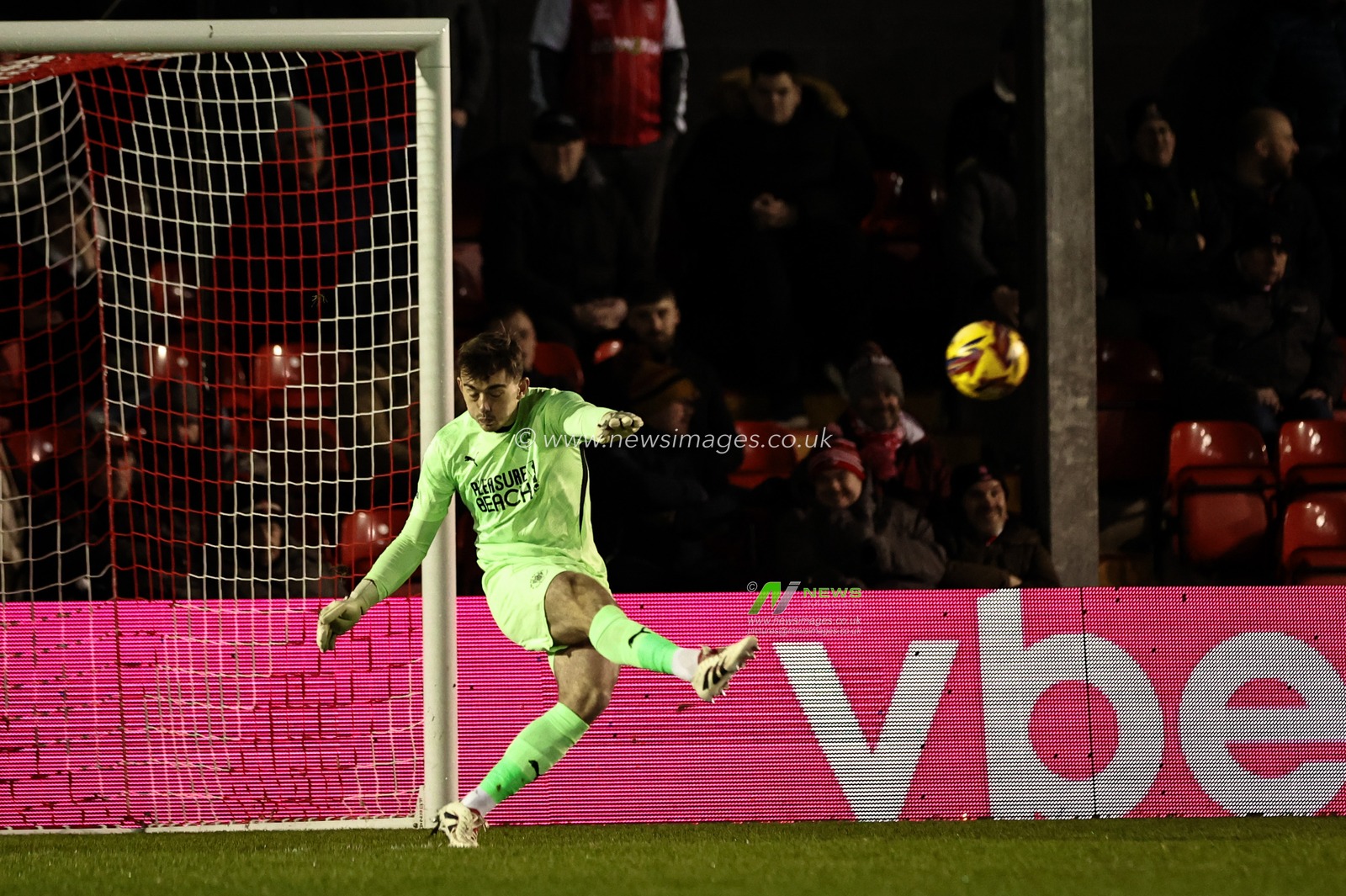 Harry Tyrer of Blackpool in action during the Sky Bet League 1 match Lincoln City vs Blackpool at Gelder Group Sincil Bank Stadium, Lincoln, United Kingdom, 28th January 2025

(Photo by Mark Cosgrove/News Images)