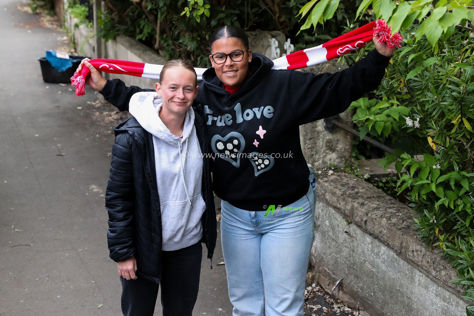 Bristol City fans make their way to the stadium ahead of the Sky Bet Championship Playoff Semi-final match Bristol City vs Sheffield United at Ashton Gate, Bristol, United Kingdom, 8th May 2025

(Photo by Gareth Evans/News Images)