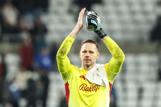 Nottingham Forest goalkeeper Matz Sels applauds the fans after the game during the Premier League match Sunderland vs Nottingham Forest at Stadium Of Light, Sunderland, United Kingdom on 24 April 2026

(Photo by Alfie Cosgrove/News Images)