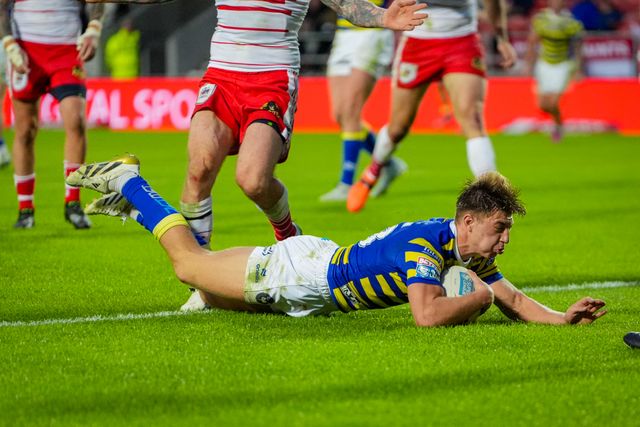 Ewan Irwin of Warrington Wolves goes over for a try during the Betfred Super League round 14 match St Helens vs Warrington Wolves at The BrewDog Stadium, St Helens, United Kingdom on 11 June 2026

(Photo by Maynard Manyowa/News Images)