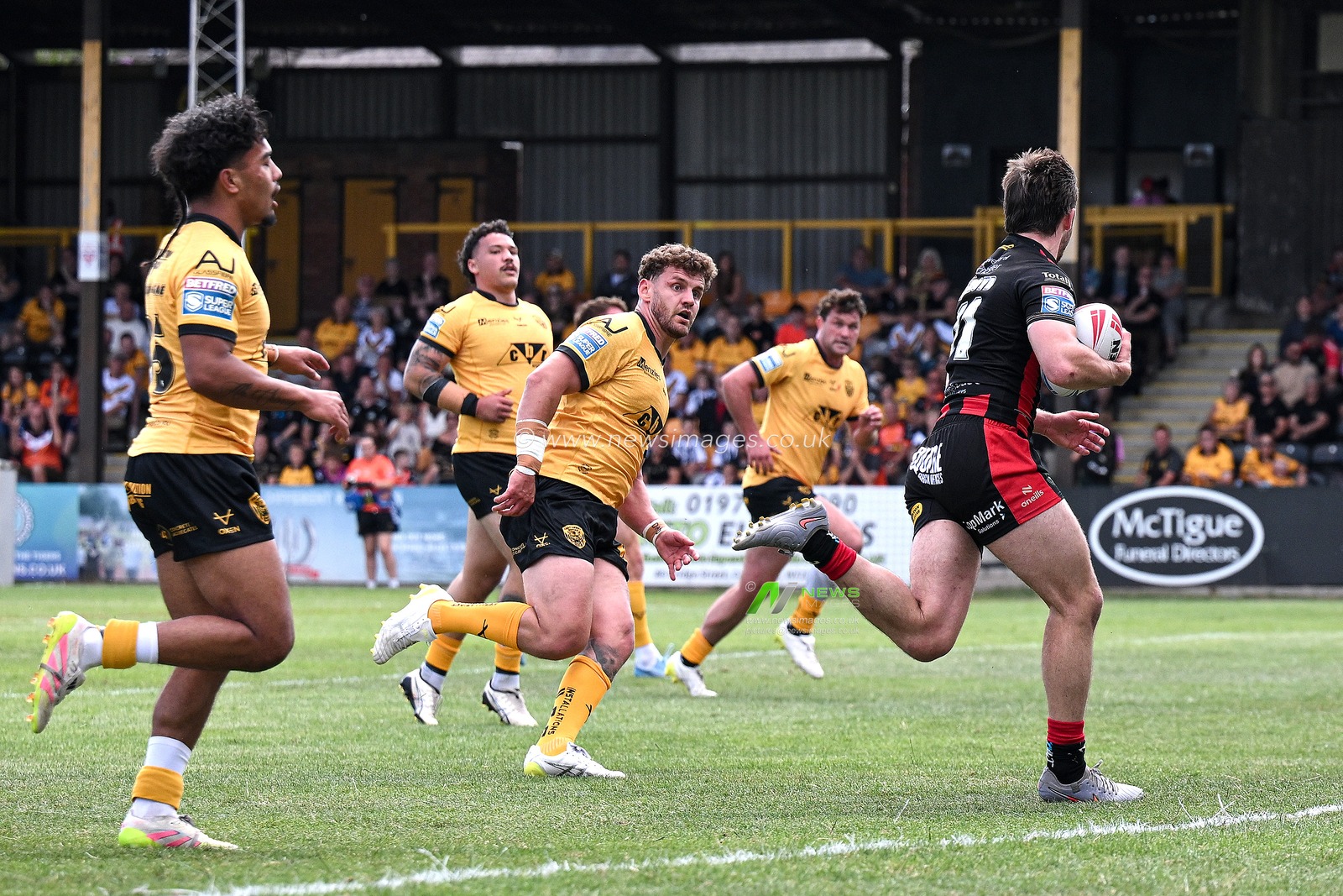 Adam Holroyd of Warrington Wolves scores his team's first try during the Betfred Super League round 21 match Castleford Tigers vs Warrington Wolves at OneBore Stadium, Castleford, Untied Kingdom on 01 August 2026

(Photo by Ben Roberts/News Images)
