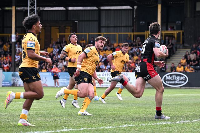 Adam Holroyd of Warrington Wolves scores his team's first try during the Betfred Super League round 21 match Castleford Tigers vs Warrington Wolves at OneBore Stadium, Castleford, Untied Kingdom on 01 August 2026

(Photo by Ben Roberts/News Images)
