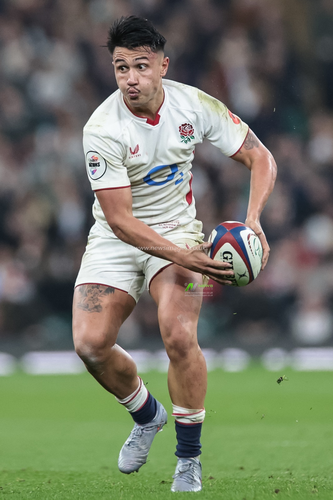 Marcus Smith of England with the ball during the Quilter Nations Series 2025 match England vs Fiji at Allianz Stadium, Twickenham, United Kingdom, 8th November 2025

(Photo by Mark Cosgrove/News Images)

*** GER AUT SUI OUT ***