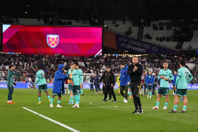 Wolves players at full time during the Premier League match West Ham United vs Wolverhampton Wanderers at London Stadium, London, United Kingdom on 10 April 2026

(Photo by Harvey Murphy/News Images)