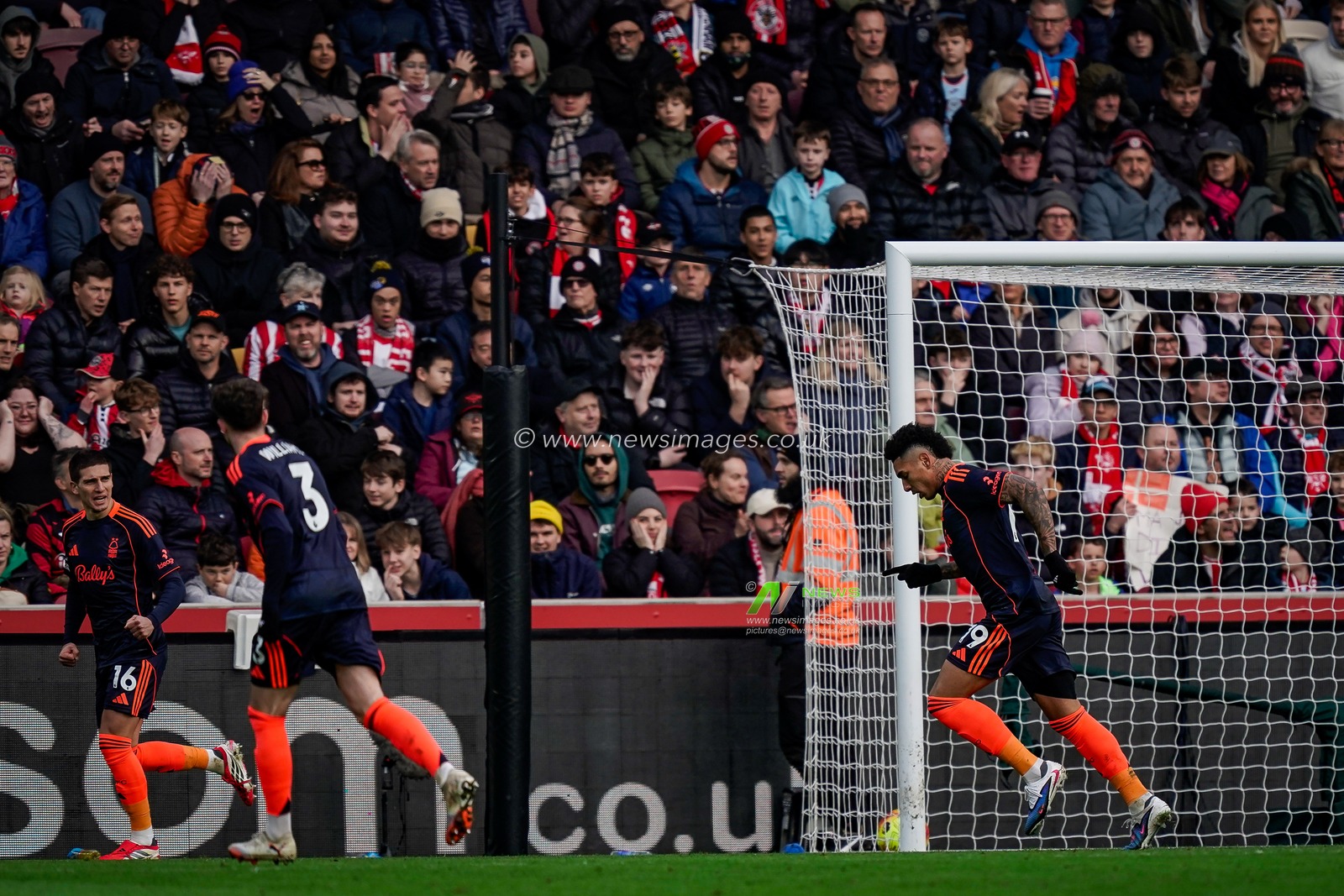 Igor Jesus of Nottingham Forest scores to make it   0-1 during the Premier League match Brentford vs Nottingham Forest at The Gtech Community Stadium, London, United Kingdom, 25th January 2026

(Photo by Maynard Manyowa/News Images)
