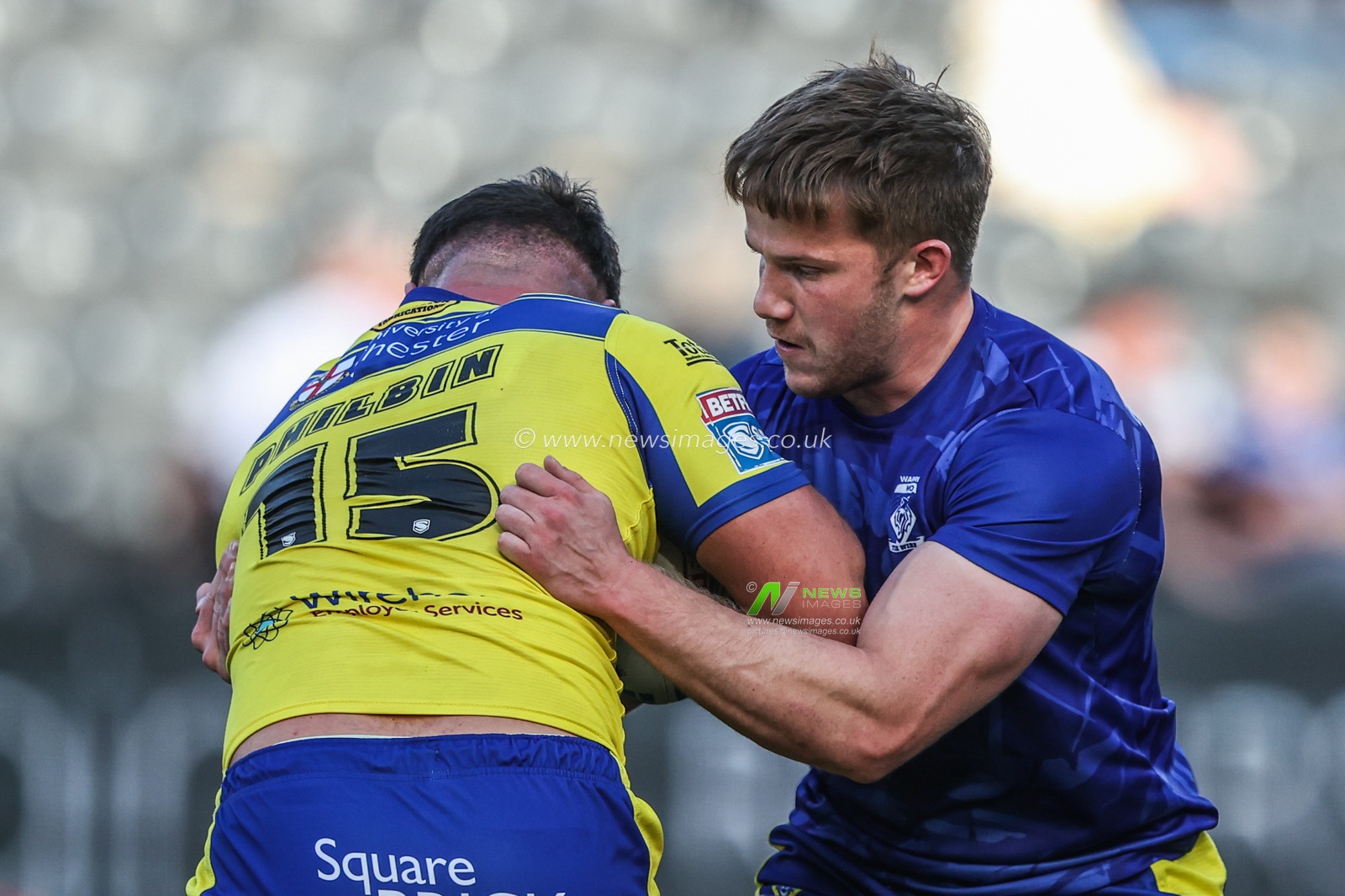 Luke Thomas of Warrington Wolves and Joe Philbin of Warrington Wolves in the pre-game warm up during the Betfred Super League Round 26 match Hull FC vs Warrington Wolves at MKM Stadium, Hull, United Kingdom, 13th September 2025

(Photo by Alfie Cosgrove/News Images)