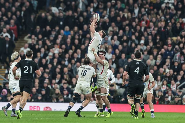 Fraser Dingwall of England jumps up to win the high ball during the Quilter Nations Series 2025 match England vs New Zealand at Allianz Stadium, Twickenham, United Kingdom, 15th November 2025

(Photo by Mark Cosgrove/News Images)

*** GER AUT SUI OUT ***
