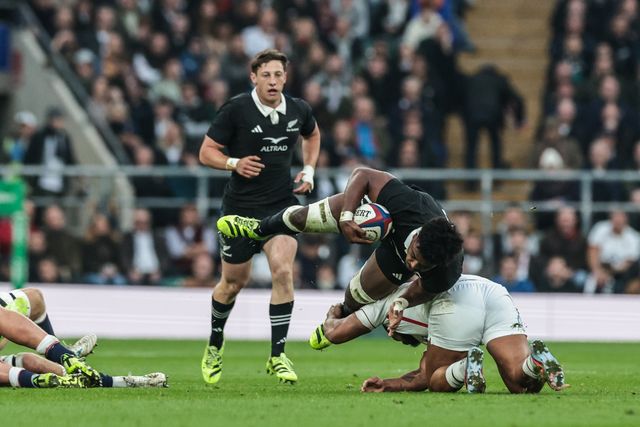 Peter Lakai New Zealand is tackled by Ollie Lawrence of England during the Quilter Nations Series 2025 match England vs New Zealand at Allianz Stadium, Twickenham, United Kingdom, 15th November 2025

(Photo by Mark Cosgrove/News Images)

*** GER AUT SUI OUT ***