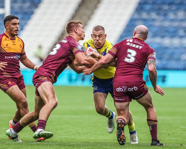 Matt Dufty of Warrington Wolves is tackled during the Betfred Super League Round 23 match Huddersfield Giants vs Warrington Wolves at Accu Stadium, Huddersfield, United Kingdom, 24th August 2025

(Photo by Alfie Cosgrove/News Images)