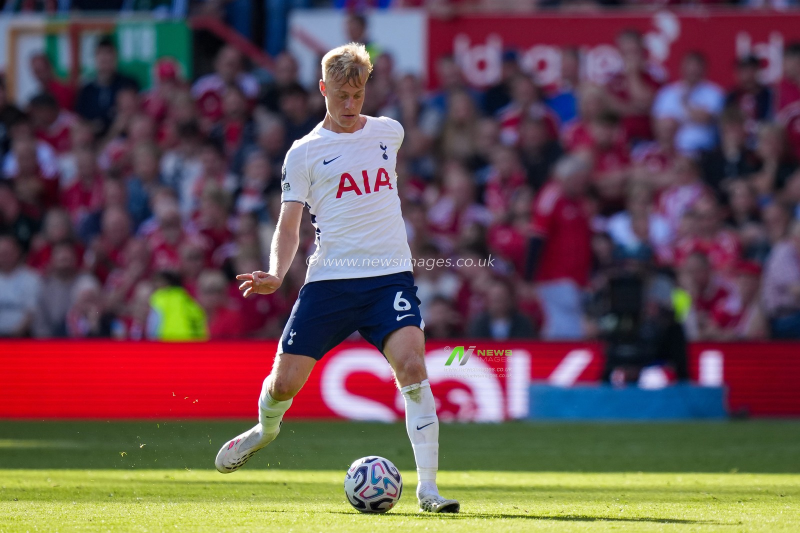 Jan Paul van Hecke of Tottenham Hotspur passes the ball  during the Premier League match Nottingham Forest vs Tottenham Hotspur at City Ground, Nottingham, United Kingdom on 05 September 2026

(Photo by Maynard Manyowa/News Images)