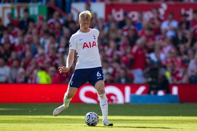 Jan Paul van Hecke of Tottenham Hotspur passes the ball  during the Premier League match Nottingham Forest vs Tottenham Hotspur at City Ground, Nottingham, United Kingdom on 05 September 2026

(Photo by Maynard Manyowa/News Images)